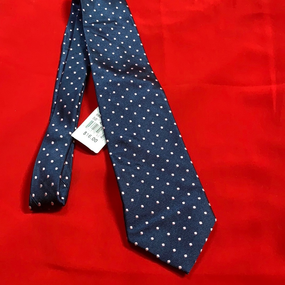 Club Room 50” silk tie. NWT!